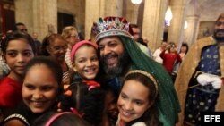 Los Reyes Magos durante una ceremonia para celebrar la Epifanía en la Catedral de La Habana. 