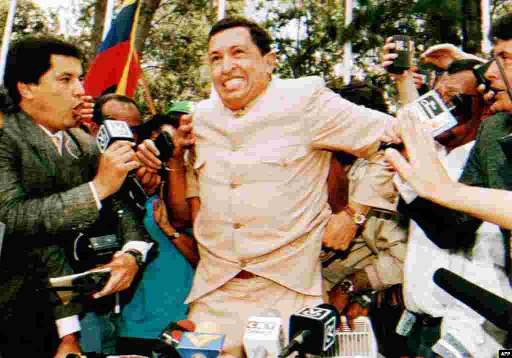 Hugo Chávez habla a los reporteros tras ser liberado el 26 de marzo de 1994.