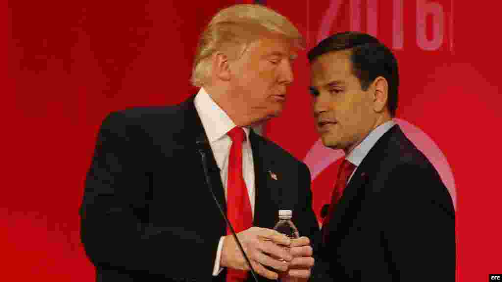 El senador Marco Rubio (d) y Donald Trump. 