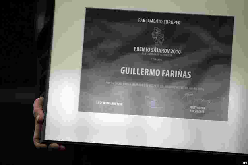 Un empleado del Parlamento Europeo sostiene el diploma acreditativo del premio Sájarov 2010 del Parlamento Europeo a la libertad de conciencia 2010, concedido al disidente cubano Guillermo Fariñas y entregado hoy, miércoles 15 de diciembre de 2010 en Estr