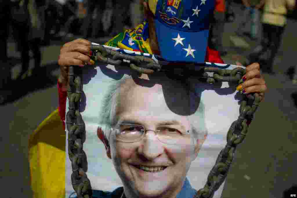 Una mujer sostiene un afiche con la imagen del alcalde mayor de Caracas, Antonio Ledezma, 20 de febrero de 2015.