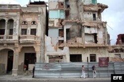 Fotografía de un edificio en ruinas. Si las cosas se concretan a los productos de Caterpillar les sobrará trabajo en Cuba.