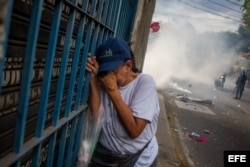 Manifestantes opositores se enfrentan a la Guardia Nacional Bolivariana.