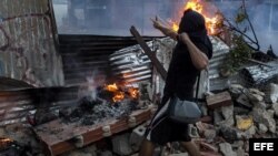 Manifestantes se enfrentan a miembros de la Policía Nacional Bolivariana