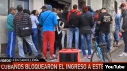 Cubanos bloquearon acceso a la Cancillería de Uruguay. 