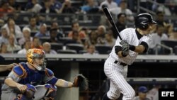El jugador de Yanquis Ichiro Suzuki batea un sencillo durante la octava entrada de un partido ante Mets por la MLB en el Yankee stadium, in Bronx, Nueva York (EE.UU.). EFE/Jason Sz