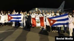La brigada médica cubana al llegar a suelo peruano, en una imagen tomada de la cuenta de Twitter del Servicio de Migraciones de Perú.