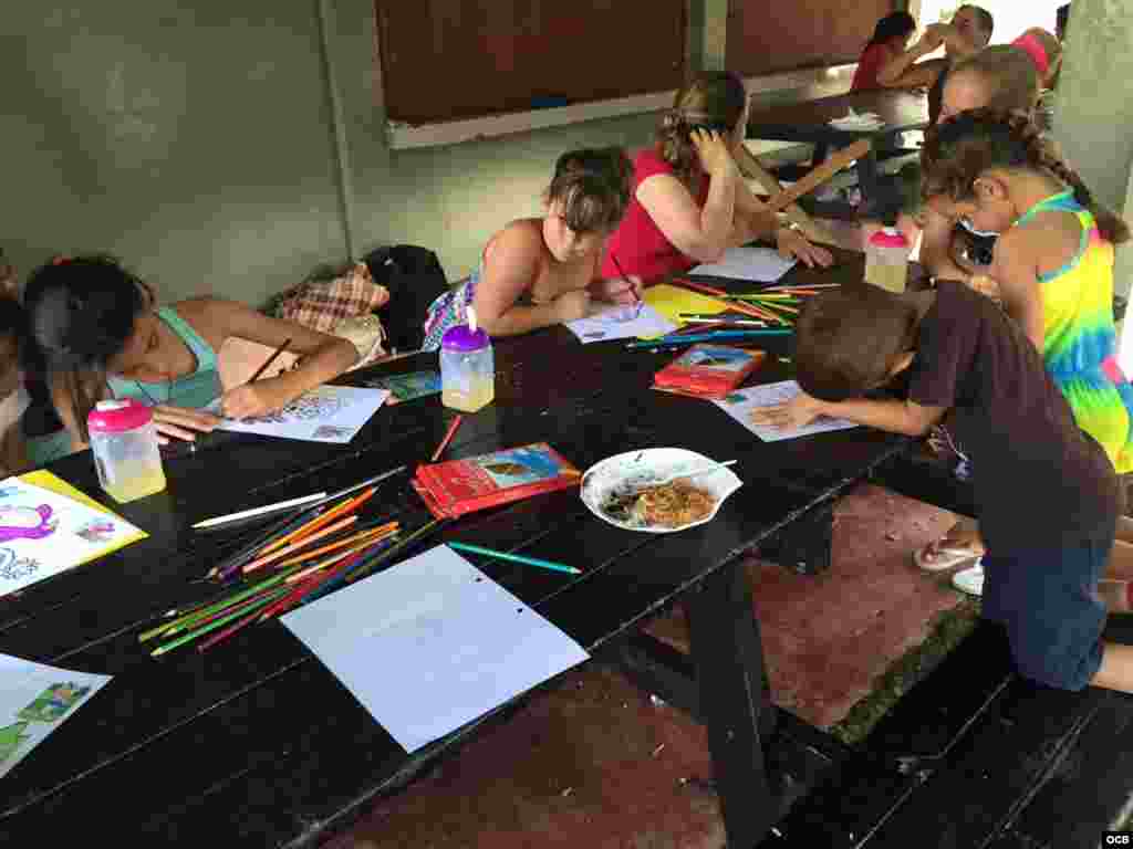 Niños cubanos juegan en una escuela que da albergue a familias de migrantes de la isla varados en la frontera de Costa Rica con Nicaragua.
