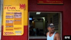 Un hombre pasa frente a la entrada de una cafetería de La Habana (Foto: Archivo).
