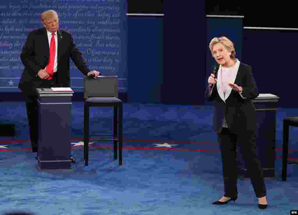 Hillary Clinton se dirige a la audiencia en el segundo debate presidencial. 