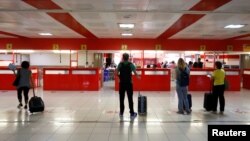 Pasajeros esperan hacer el control de Inmigración en el Aeropuerto Internacional José Martí de La Habana. (REUTERS/Stringer)
