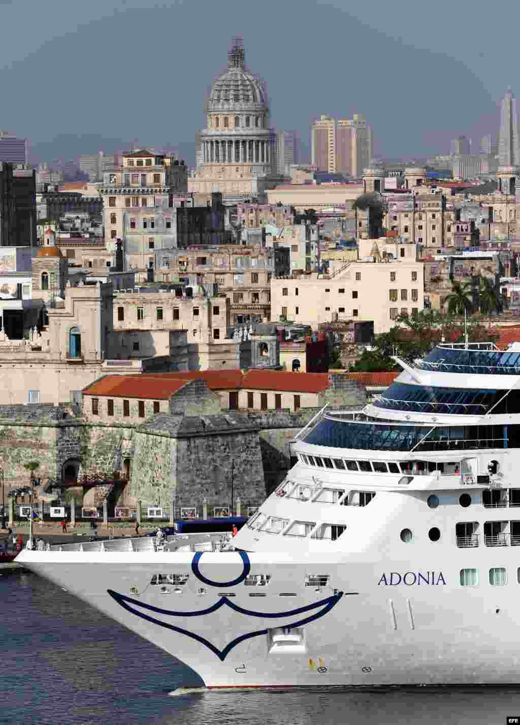 Llega a La Habana el Crucero Adonia. 