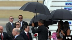 El presidente de EEUU Barack Obama y su familia son recibidos por el canciller cubano Bruno Rodríguez.