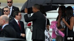 El presidente de Estados Unidos Barack Obama y su familia son recibidos por el canciller cubano Bruno Rodríguez.