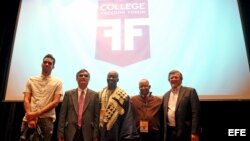 (De izquierda a derecha) Los expositores Danilo "El Sexto" Maldonado, de Cuba, Chen Guangcheng, de China, Tutu Alicante, de Guinea Ecuatorial, Jean-Robert Cadet, de Haití, y Marcel Granier, de Venezuela, participan en el "College Freedom Forum" realizado 