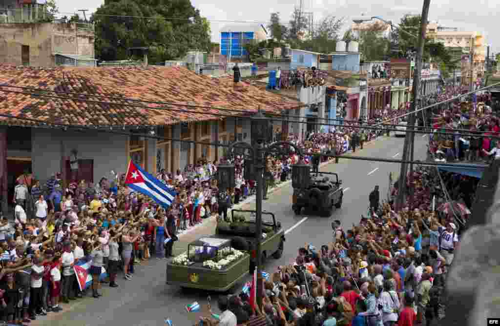 Cubanos saludan al paso de la caravana con las cenizas del fallecido líder de la revolución cubana, Fidel Castro, hoy, jueves 1 de diciembre de 2016, en Santa Clara (Cuba). 