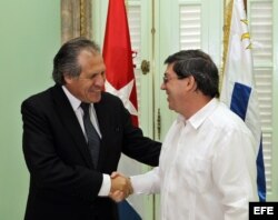 Luis Almagro, entonces canciller de Uruguay, saluda al canciller cubano Bruno Rodríguez durante una visita a La Habana.