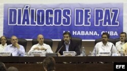 El representante de Cuba, Rodolfo Benítez (c-d), lee una declaración conjunta del Gobierno colombiano y las Farc, junto al exvicepresidente de Colombia, Humberto de la Calle (i), el comandante de las Farc, Iván Márquez (d) y el noruego Dag Nylander (c-i).