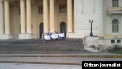 Reporta Cuba Protesta frente al tribunal provincial de justicia en la ciudad de Santa Clara, Villa Clara.