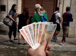 Pesos convertibles frente a una casa de cambio en Cuba. AFP/ Adalberto Roque