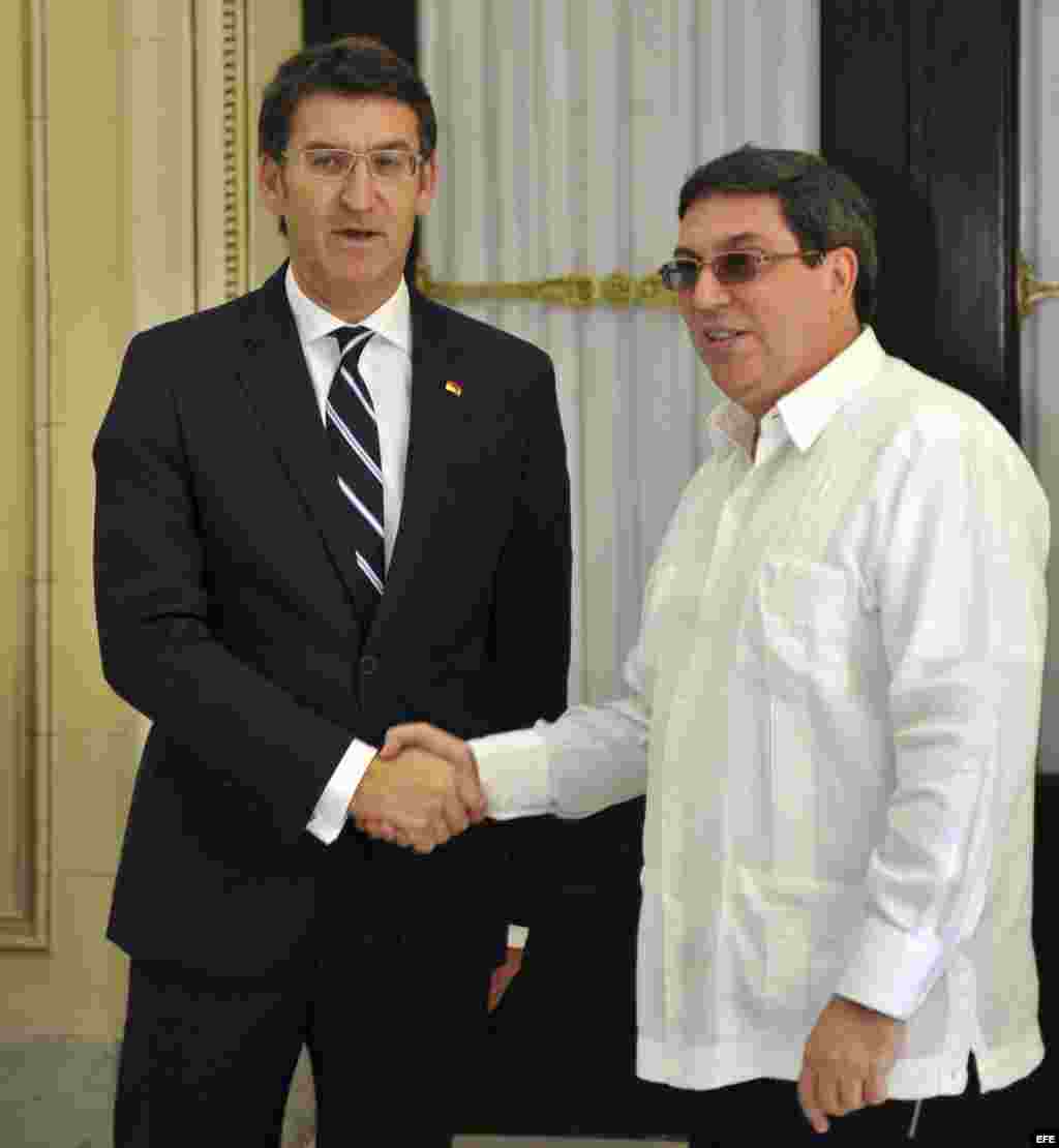 El canciller cubano Bruno Rodrigues Parrilla (d) saluda al presidente del gobierno regional de Galicia, Alberto Nuñez Feijóo (i), hoy hoy 06 de diciembre del 2013, en La Habana, Cuba.- EFE/Ernesto Mastrascusa