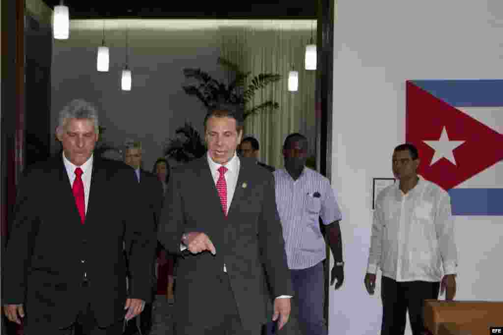 El gobernador de Nueva York, Andrew Cuomo (c), es recibido por el primer vicepresidente cubano, Miguel Díaz-Canel (i). 