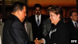 La presidenta de Brasil Dilma Rousseff (d) recibiendo al presidente de Venezuela, Hugo Chavéz.