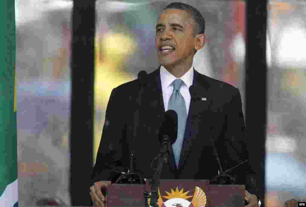 El presidente estadounidense, Barack Obama, pronuncia un discurso durante el servicio religioso oficial en memoria del expresidente Nelson Mandela en el estadio FNB de Soweto en Johannesburgo (Sudáfrica).