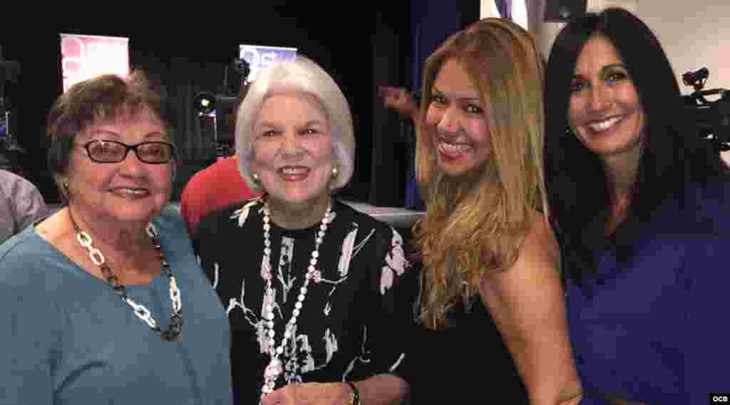 Cary Roque comparte con Sylvia G. Iriondo, presidenta de MAR por Cuba, y otras mujeres que asistieron a la entrega de la Medalla de la Libertad a expresos políticos cubanos en el Museo Americano de la Diáspora Cubana, en el 1200 Coral Way, en Miami. &nbsp;