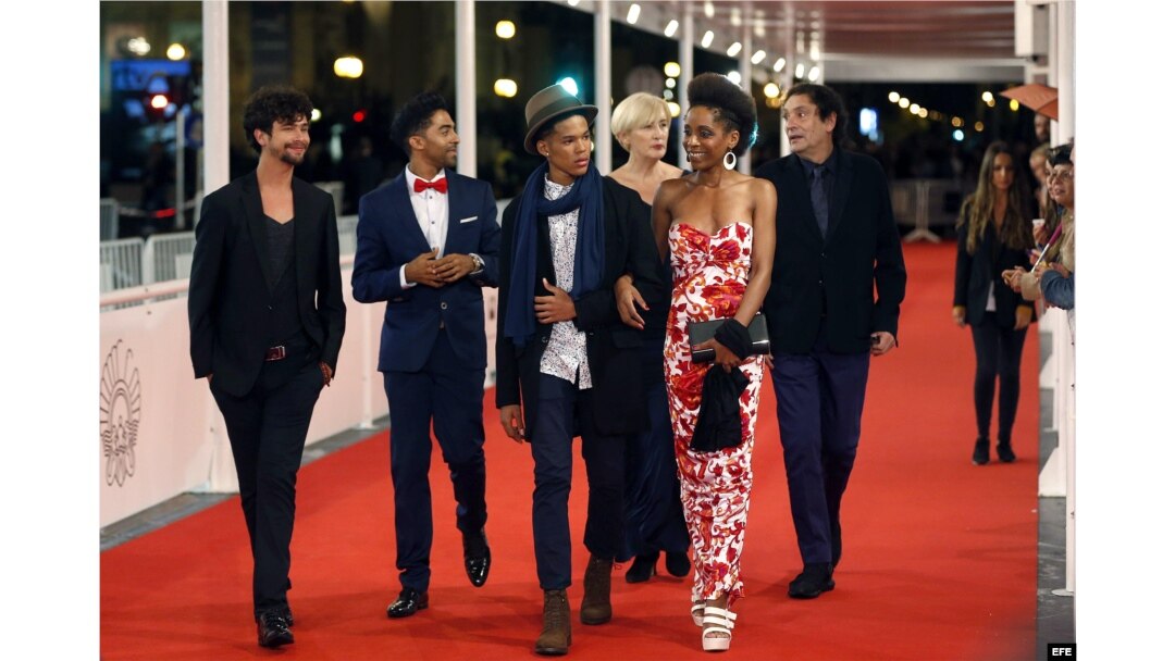 El director Agustí Villaronga (d), y los actores Maykol David Toroló (3-i), Yordanka Ariosa (2d), Héctor Medina (i) y Jazz Vila (2-i), esta noche en la alfombra roja del Festival de Cine de San Sebastián.