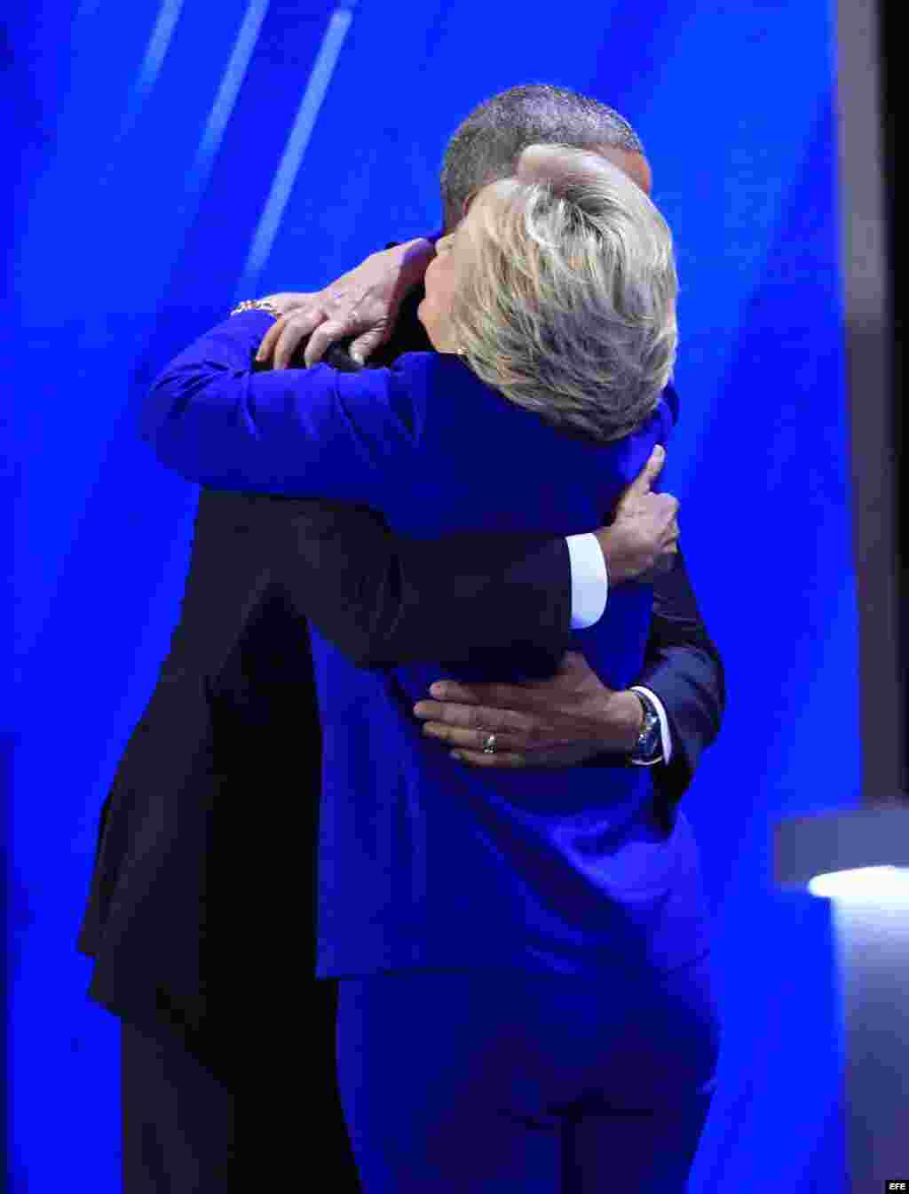 El presidente de Estados Unidos, Barack Obama, abraza a la candidata a la presidencia de Estados Unidos por el Partido Demócrata, Hillary Clinton (d) en el tercer día de la Convención Nacional Demócrata 2016 hoy, miércoles 27 de julio de 2016, en el Wells