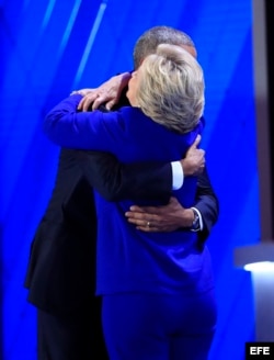 El presidente de Estados Unidos, Barack Obama, abraza a la candidata a la presidencia de Estados Unidos por el Partido Demócrata, Hillary Clinton (d) en el tercer día de la Convención Nacional Demócrata 2016 hoy, miércoles 27 de julio de 2016, en el Wells
