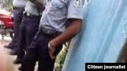 Reporta Cuba Archivo Policía durante un allanamiento de casa en Cuba.
