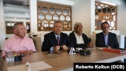 De izq. a der., Luis Piña, oficial retirado; Pablo Medina, miembro de la Junta Patriótica y Freddy Solórzano y Luis González, de Resistencia Venezolana, hablan a medios de prensa locales en Miami