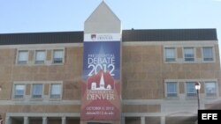 Un pendón que publicita el primer debate entre los candidatos a la presidencia estadounidense Barack Obama y Mitt Romney en Denver, Colorado. 