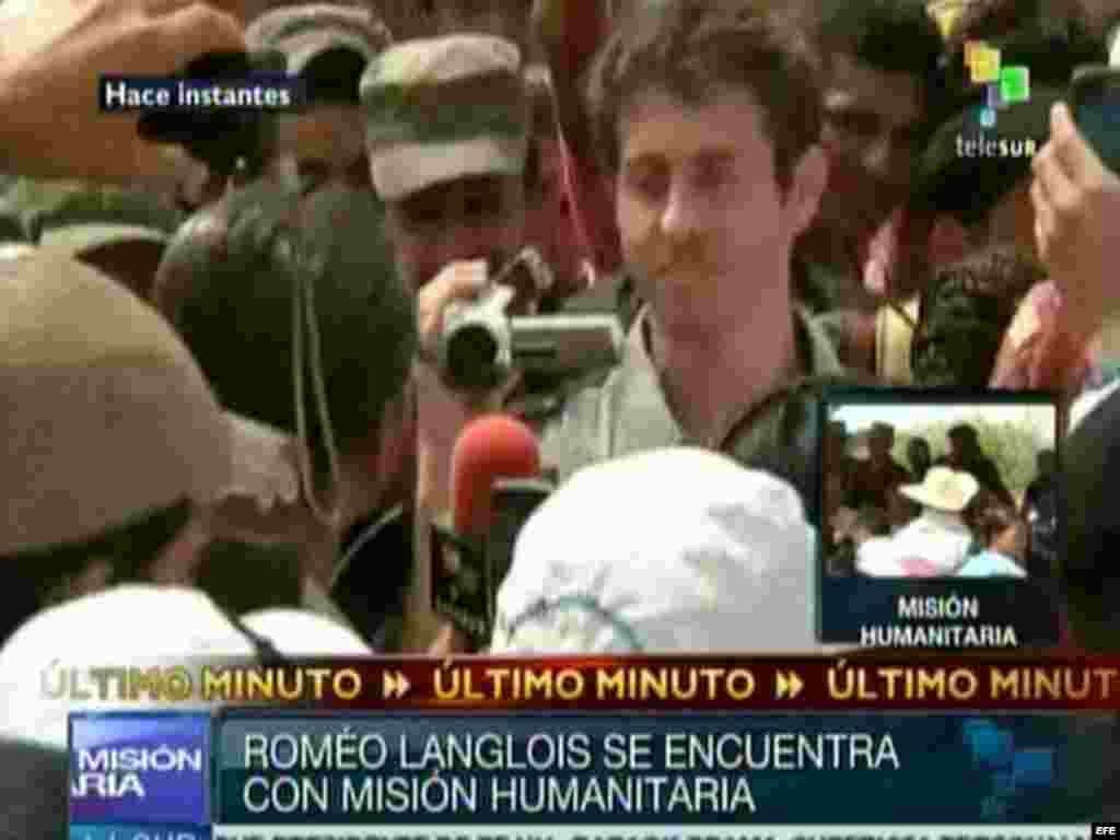 El periodista francés Roméo Langlois en el momento de su liberación, el miércoles 30 de mayo de 2012, en San Isidro, una remota aldea del sureño departamento colombiano de Caquetá. Langlois cayó en manos de las FARC el 28 de abril. 