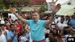 El presidente-candidato colombiano, Juan Manuel Santos (c).