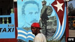 Un hombre junto a un cartel alusivo al fallecido gobernante cubano Fidel Castro, en La Habana.