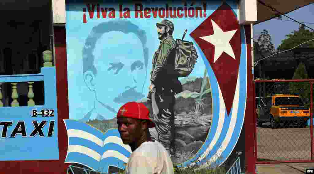 Un hombre junto a un cartel alusivo al fallecido gobernante cubano Fidel Castro, en La Habana.