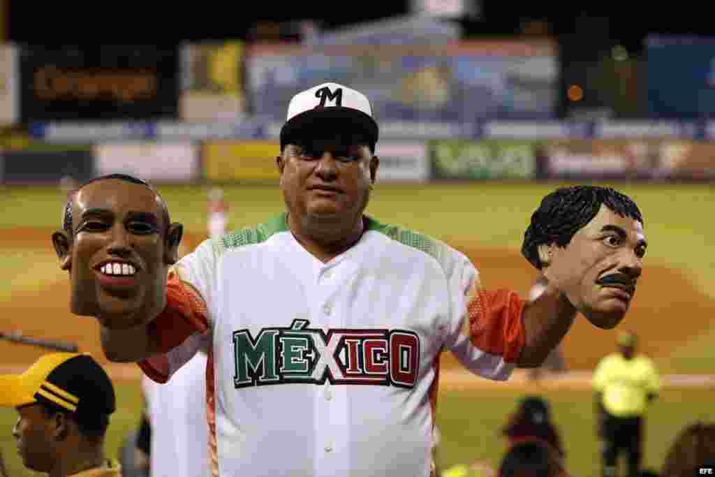 Aficionado a Venados de Mazatlán con máscaras de Obama y el Chapo Guzmán.