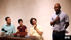 El disidente Manuel Cuesta Morúa, de Arco Progresista, encabeza una rueda de prensa en compañía de los opositores Erick Álvarez (i), Lourdes Mariño (2-i) y Boris González (2-d) hoy, lunes 10 de agosto de 2015, en La Habana (Cuba). 