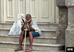 Anciano sentado en las escaleras del Gran Teatro de La Habana. EFE