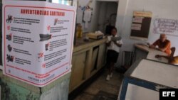 Cafetería en La Habana, Cuba, donde se puede ver un cartel alusivo al control sanitario tras los casos del cólera. 