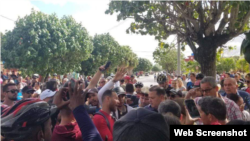 Masiva protesta en La Candonga, Santa Clara. (Captura de imagen/CubaNet)