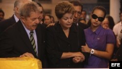 La presidenta de Brasil, Dilma Rousseff (al centro), y su antecesor, Luiz Inácio Lula da Silva, en el funeral de Chávez en Caracas.