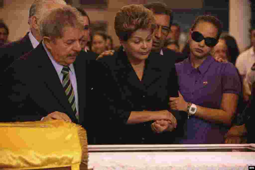 Fotografía cedida por la presidencia de Venezuela muestra a la gobernante de Brasil, Dilma Rousseff (2d), y a su predecesor, Luiz Inácio Lula da Silva (i), asistiendo hoy, jueves 7 de marzo de 2013, a las honras fúnebres del líder venezolano, Hugo Chávez.