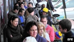 Ciudadanos venezolanos hacen fila para votar en las elecciones primarias de la oposición el domingo 12 de febrero de 2012, en un centro de votación en Miami (EEUU). EFE/Gastón De Cárdenas