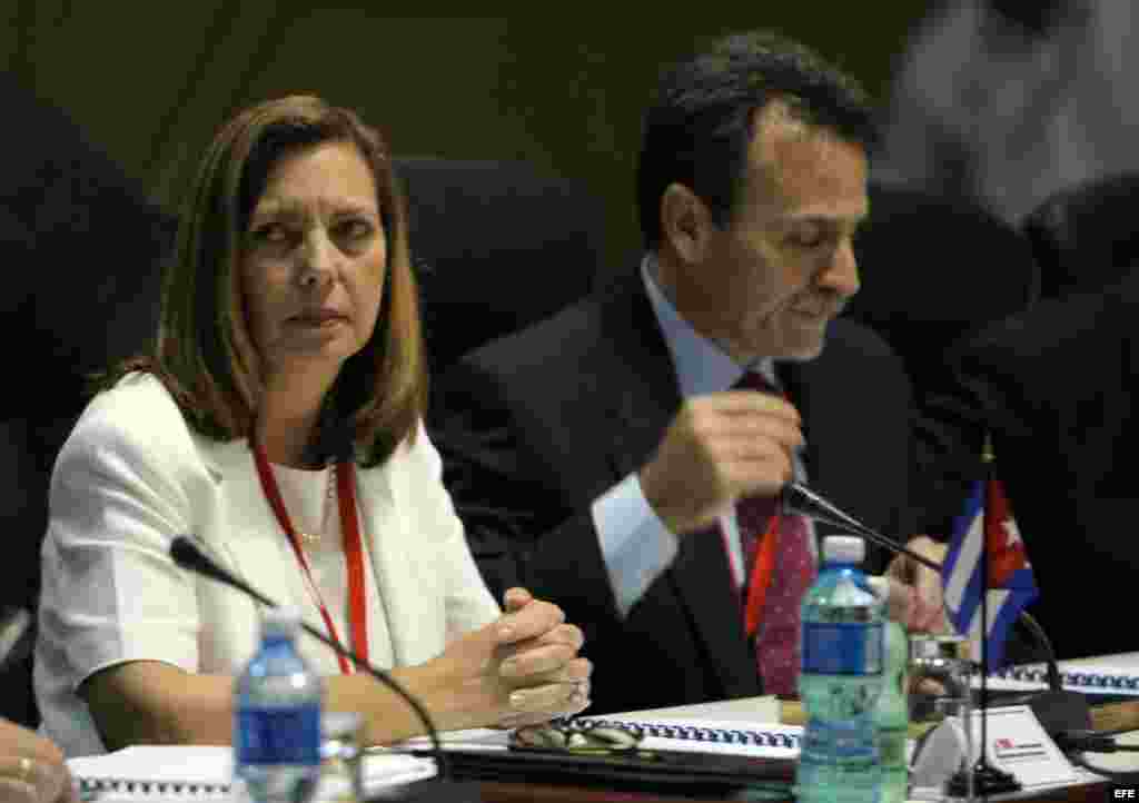 Josefina Vidal junto a Gustavo Machín Gómez, quien trabajó en la Sección de Intereses de Cuba entre 1997 y 2002.