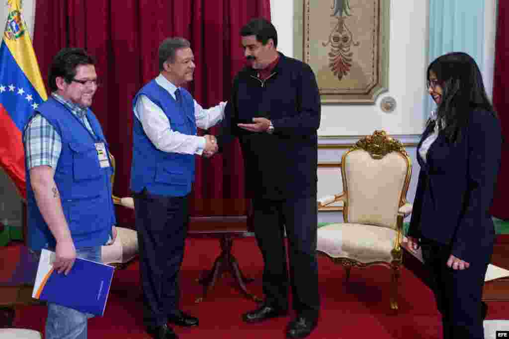 El mandatario venezolano, Nicolás Maduro, recibe en el Palacio de Miraflores al expresidente de República Dominicana Leonel Fernández. 