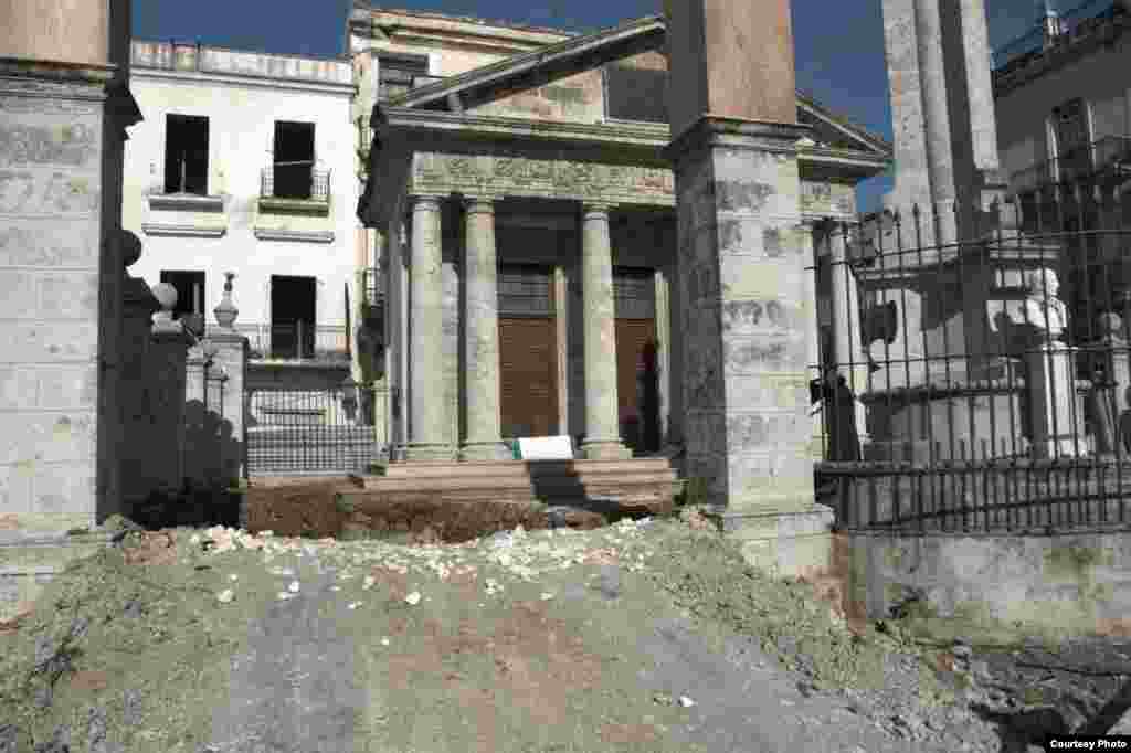 Detalles de las reparaciones en El Templete, La Habana, Cuba.